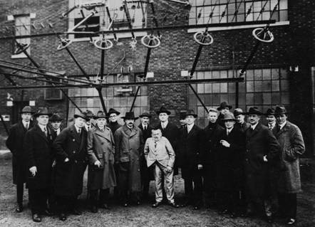 http://upload.wikimedia.org/wikipedia/commons/6/6b/Albert_Einstein_with_other_engineers_and_scientists_at_Marconi_RCA_radio_station_1921.jpg